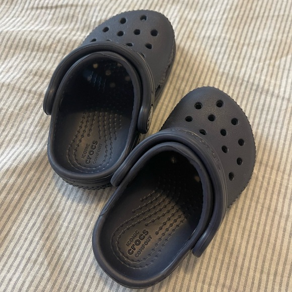 Navy blue crocs, infants 4 - Picture 2 of 3